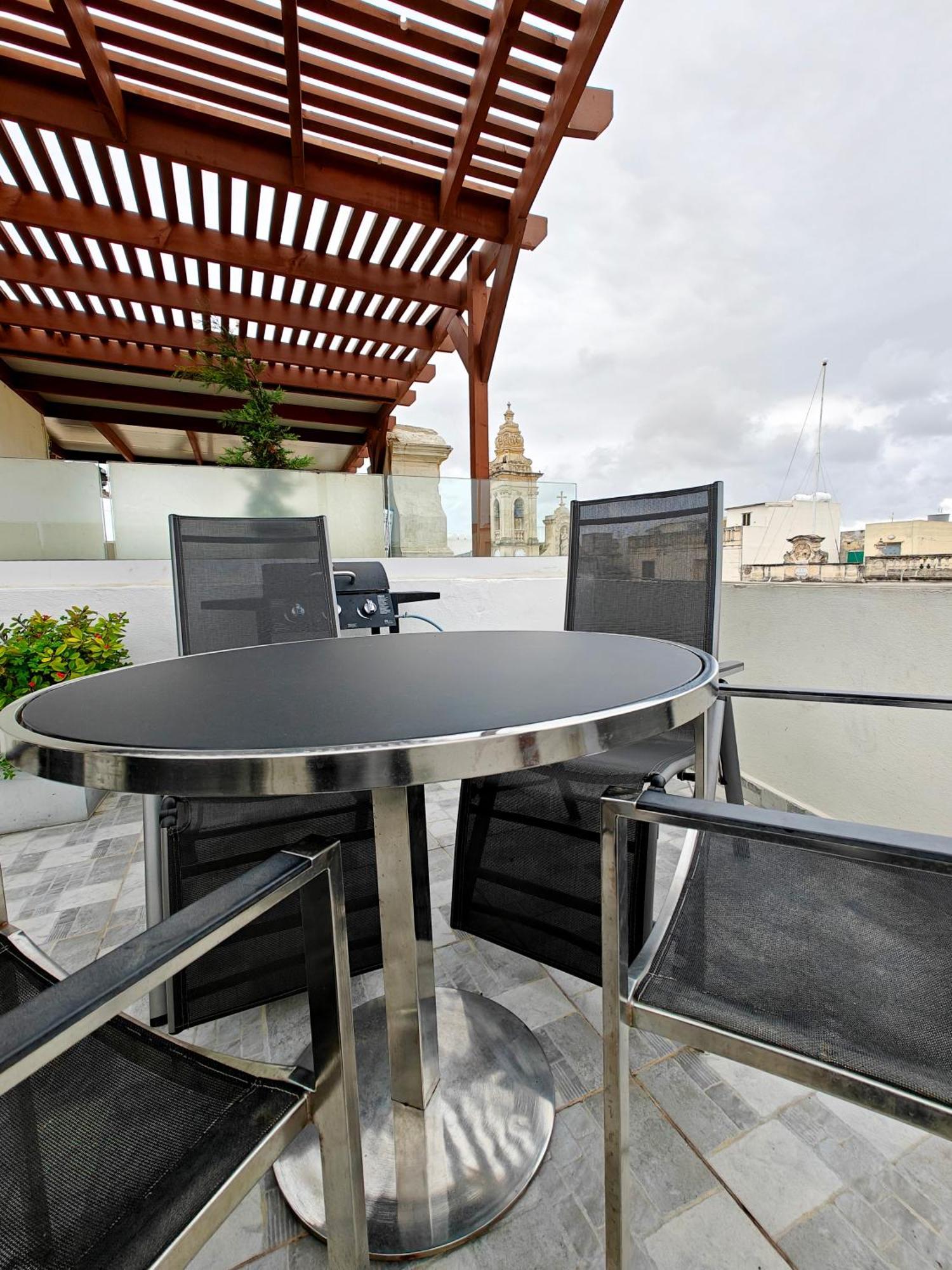 Fly Away With Terrace Holiday home